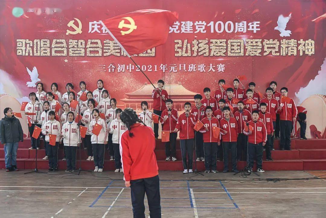 丝绸印花衬衫搭黑色短裤，简约高级，十分显身材，你爱了吗？