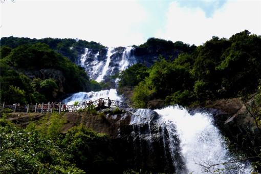 驴友无防护擅闯未完工悬崖栈道,脚下是万丈深渊:地面还是镂空的